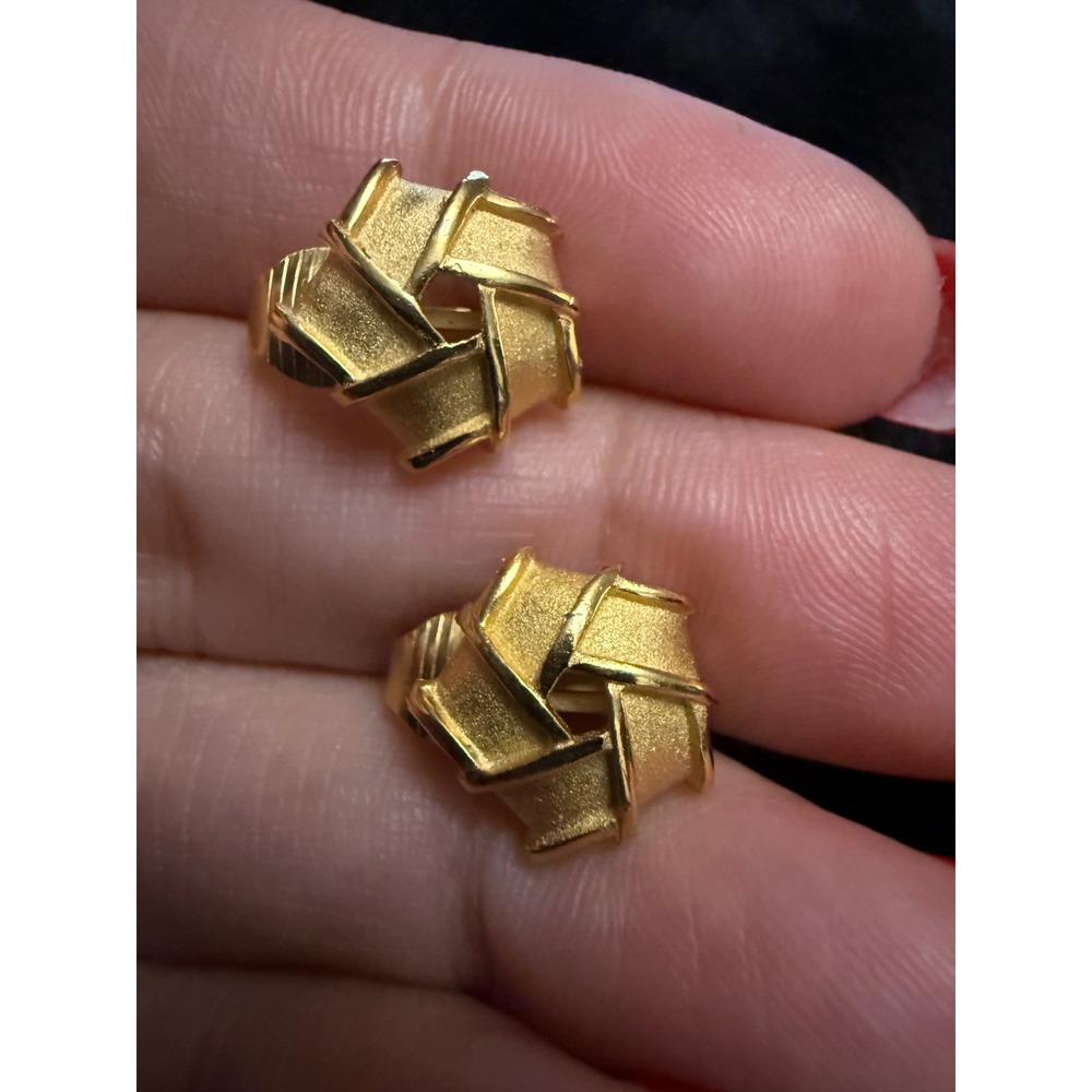 Vintage Crown Trifari Gold Tone Geometric Ribbon Clip On Earrings Textured Studs